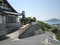 圓妙寺横の石壁