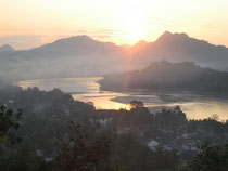Laos ist das einzige Land in Suedostasien, das an kein Meer grenzt. Dafuer zieht sich der Mekong Fluss von Norden nach Sueden quer durch die Bilderbuch-Landschaft
