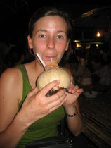 Frische Coconut-Milch fuer 15 Baht = 30 Cent