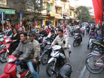 Vietnam hat 80 Mio. Einwohner und 20 Mio. Mopeds. Im Verkehr entscheidet sich, wer die Schwachen sind und wer die Starken.
