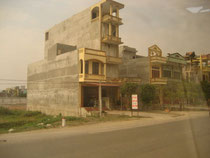 Eine Grosstadt auf dem Weg. Vorstadtidylle. Der Baustil ist Programm - in Vietnam zaehlt vor allem die Fassade