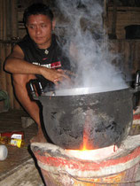 Unser Guide kocht das Essen am Feuer, Es gibt Huhn, Curry, Reis, Gemuese