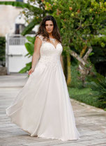 Boho_Brautkleid_mit_tattoo_Ausschnitt_Blüten_curvy_große_Größen_plussize_von_Wundervoll_Braut_in_Hannover_Isernhagen
