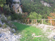 il sentiero " le grotte dei Briganti" nel parco privato del Castelluccio