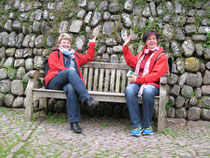 Eingang Clovelly mit zwei Landfrauen