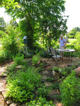 Liebevoll gestalteter, kindgerechter Garten mit selbst geschweißter und getöpferter Gartendekoration