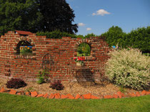 Garten der Familie Wesseloh- Ruinenmauer