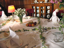 Eine gedeckte Tafel im Herrenhaus Lanhydrock