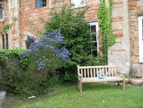 Vorgarten einer alten Reihenhaussiedlung in Wells