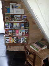 panneau d'exposition de flyers touristiques