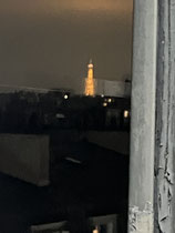 Louis Clais, 2025, ruban adhésif, fenêtre de l'appartement privé