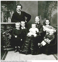  Kees Bruijnzeel, zijn vrouw Cornelia de Haas en hun kinderen in 1879. Met (l)  zijn zoons Willem en Cornelis  die zijn timmerbedrijf tot een groot industrieel concern tot bloei brachten.