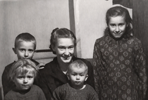 Geschwister Jakob, Aneta, Ida und (vorne) Rosa und Erna Schütz