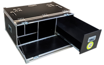 Campingbox 3.0 geöffnet mit herausgezogener Kochschublade mit der patentierten Bettkonstruktion von iQ 
