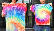絞り染め…染めたい布（ダイソーのＴシャツ、枕カバー、手ぬぐい）輪ゴム、ビニール袋、からのペットボトル