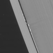 Diese 180°-Animation von Cassini am 28. Juli 2009 zeigt die Keeler-Lücke und Mond Daphnis mit von ihr verursachten wellenförmigen Störungen im A-Ring. Die Störungen werfen kilometerlange Schatten auf die Ringe. © NASA/JPL-Caltech/Space Science Institute