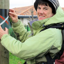 Sylvie maîtrise la technique du pochoir.