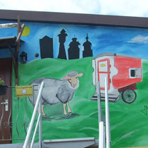 Wandgemälde mit Schaf und Schäferwagen