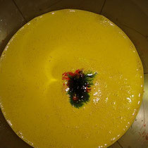 Gelb, orange und schwarz: alles in einen Pott.