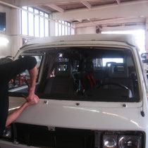 Jürgen macht sich an den Wischerarmen & Waschwasserdüsen zu schaffen