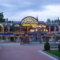 Eingang des Parks am späten Abend