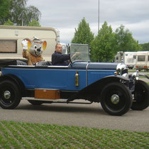 8:00 Uhr: Die Euromaus kommt im Oldtimer daher gefahren