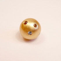 N°29 KUGEL BUNT - Aus 750/- Gelbgold mit sechs farbige und einem naturbelassenen Brillanten zu je 0,03 Carat.