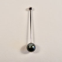N°234 ANHÄNGER - Aus 950/- Platin poliert mit einer ca. 9mm Tahiti Perle. Die Stablänge ist ca. 35,5mm.