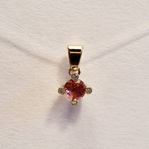 N°235 ANHÄNGER - Aus 750/- Gelbgold poliert mit vier 0,01 Carat Brillanten die eine 5mm großen roten Turmalin umschließen.