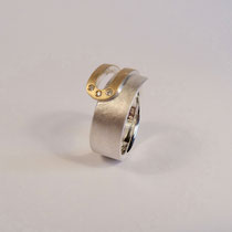 N°212 RING - Aus 925/- Sterlingsilber und 900/- Gelbgold, glanzmattiert, mit drei Brillanten zu 0,02ct.