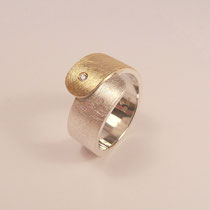 N°94   RING - Aus 925/- Sterlingsilber und 900/- Gelbgold mattiert mit einem 0,2 Carat Brillant.