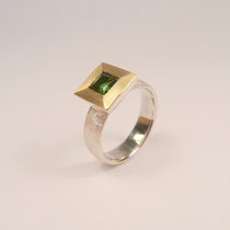 N°91   RING - Aus 925/- Sterlingsilber und 900/- Gelbgold mattiert mit einem grünem Turmalin.