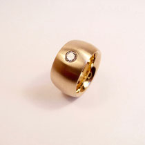 N°48   RING - Aus 750/- Roségold mattiert mit einem 0,30 Carat Brillanten. 