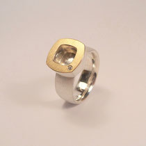 N°128   RING - Aus 925/- Sterlingsilber und 900/- Gelbgold mattiert mit einem 0,01 Carat Brillanten.