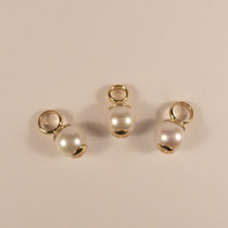 N°177 / 178 / 179 ANHÄNGER -  Aus 585/- Gelbgold poliert mit je einer ca. 8mm Akoya Zuchtperle. Die Anhänger haben extra große Ösen für breitere Ketten.