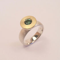 N°92 RING - Aus 925/- Sterlingsilber und 900/- Gelbgold fein mattiert mit einem grünem Turmalin.