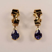 N°145  OHRSTECKER - Aus poliertem 750/- Gelbgold, mit zwei Tansaniten die beweglich eingehängt sind.