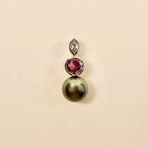 N°240 ANHÄNGER - Aus 950/- Platin poliert mit einem Diamant Navette, einem rosa Safir und einer ca. 9mm großen Perle.