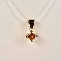 N°236 ANHÄNGER - Aus 750/- Gelbgold poliert mit vier 0,01 Carat brillanten die einen 5mm großen Mandaringranat umschließen.