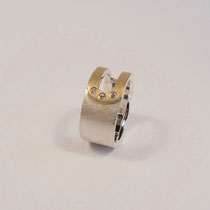 N°210   RING - Aus 925/- Sterlingsilber und 900/- Gelbgold, glanzgeschmirgelt, mit drei Brillanten zu 0,04ct.