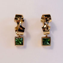 N°144  OHRSTECKER - Aus poliertem 750/- Gelbgold, mit zwei beweglich eingehängten grünen Turmalinen im Princess Cut.
