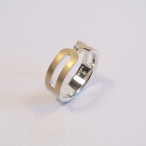 N°216   RING - Aus 925/- Sterlingsilber und 900/- Gelbgold, glanzgeschmirgelt, mit einem Brillanten zu 0,04ct.