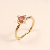 N°71 RING - Aus 750/- Gelbgold poliert mit einem roten Turmalin und vier Brillanten je 0,01 Carat.