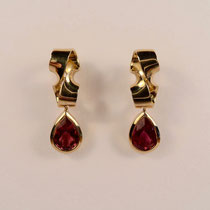 N°143  OHRSTECKER - Aus poliertem 750/- Gelbgold, mit zwei roten Turmalinen die beweglich eingehängt sind.