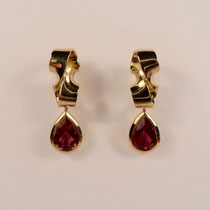 N°143 OHRSTECKER - Aus poliertem 750/- Gelbgold, mit zwei roten beweglichen Turmalinen.