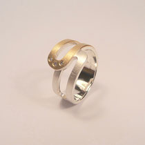 N°131 RING - Aus 925/- Sterlingsilber und 900/- Gelbgold glanzmattiert mit drei Brillant je 0,01 Carat.