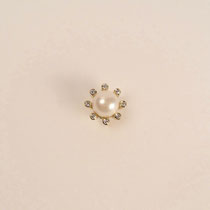 N°225 ANHÄNGER - Aus 750/- Gelbgold poliert mit acht Brillanten zu je 0,01 Carat die um eine ca. 7,3mm großen Akoya Perle angeordnet sind.