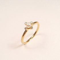 N°75 RING - Aus 750/- Gelbgold poliert mit einer kleinen weißen Akoya Perle und vier Brillanten je 0,01 Carat. 