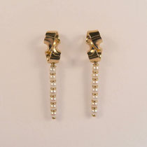 N°146  OHRSTECKER - Je sieben kleine Akoya Perlen, gefasst zwischen kleinen 750/- Gelbgoldösen. Die Perlenreihen sind beweglich eingehängt!  