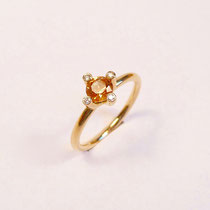 N°73   RING - Aus 750/- Gelbgold poliert mit einem Mandaringranat und vier Brillanten je 0,01 Carat.